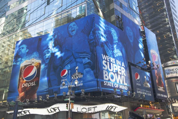 Pepsi oficiální nealkoholický nápoj v super Bowlu xlviii billboard na Broadwayi v super Bowlu xlviii týden v Manhattanu — Stock fotografie