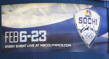 Comcast nbc universal billboard ile Soçi 2014 XXII Kış Olimpiyat Oyunları logosunu times square yakınındaki midtown manhattan süslenmiş.