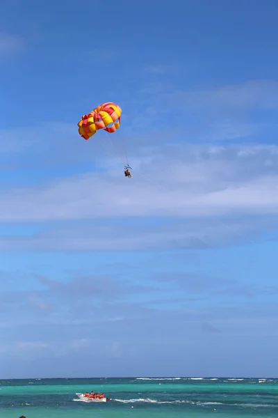 Parasailing em um céu azul em Punta Cana, República Dominicana — Fotografia de Stock