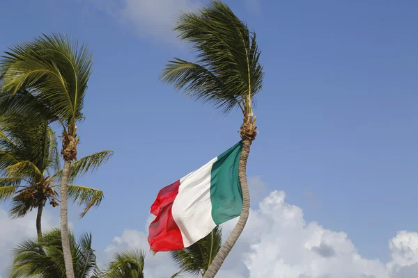 Итальянский флаг на пляже Баваро в Доминиканской Республике — стоковое фото
