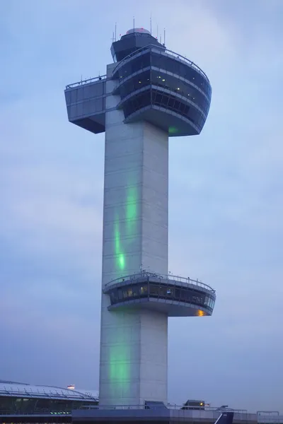 空中交通管制塔台，在约翰 f 肯尼迪国际机场 — 图库照片