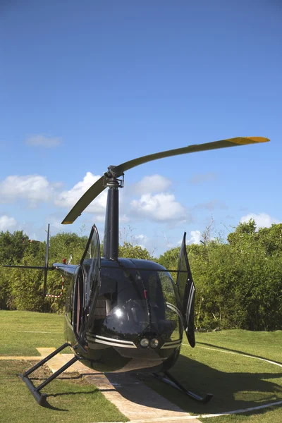 O helicóptero Robinson R44 de Cana Fly em Punta Cana, República Dominicana — Fotografia de Stock