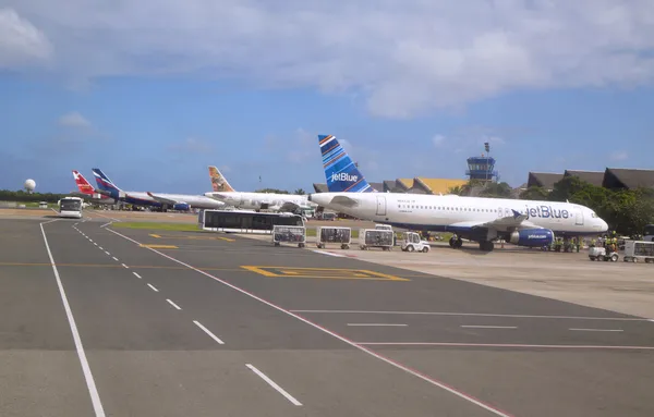 Wiele samolotów w tym jet niebieski lotniska w punta cana w Republice Dominikańskiej — Zdjęcie stockowe