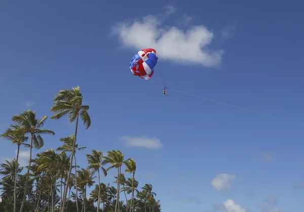 Парасейлінг в Синє небо в Пунта Кана, Домініканська Республіка — стокове фото