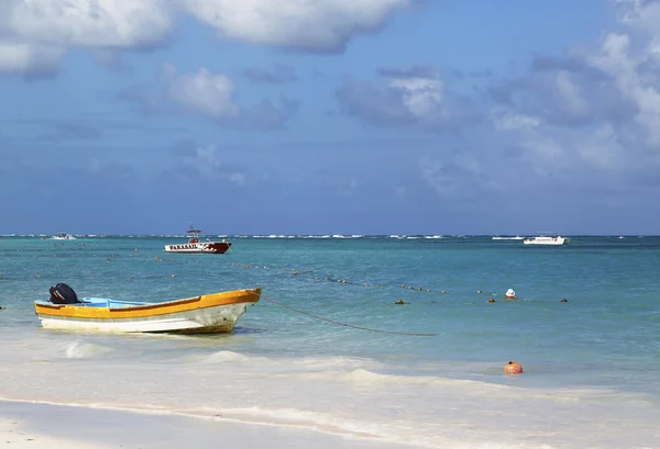 Barche colorate sulla spiaggia di Bavaro a Punta Cana, Repubblica Dominicana — Foto Stock