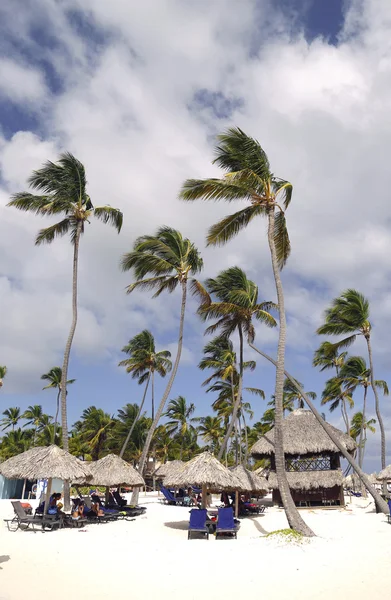 Now Larimar All-inclusive Hotel guests enjoying at the Bavaro Beach in Punta Cana, Dominican Republic — Stock Photo, Image