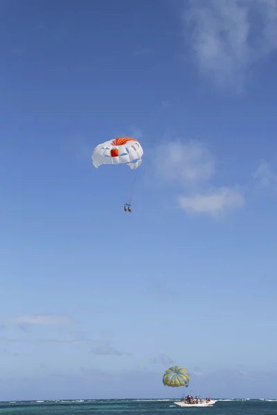 Parachutisme dans un ciel bleu à Punta Cana, République dominicaine — Photo
