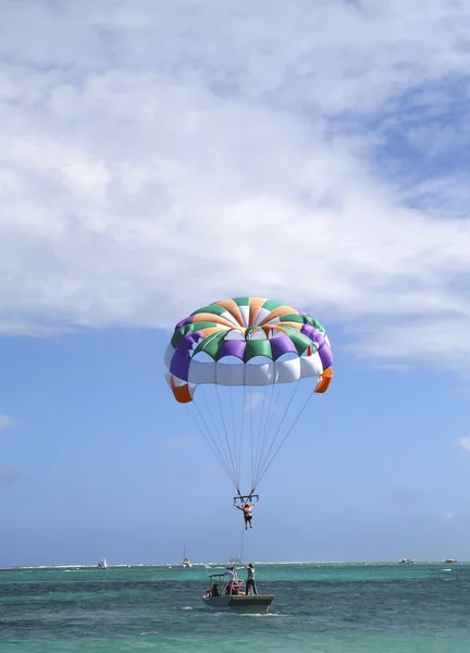 Parasailing in un cielo blu a Punta Cana, Repubblica Dominicana — Foto Stock