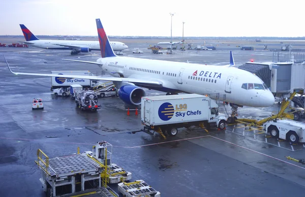 Delta Airlines Boeing 757 aviones en la puerta en el Aeropuerto Internacional John F Kennedy —  Fotos de Stock