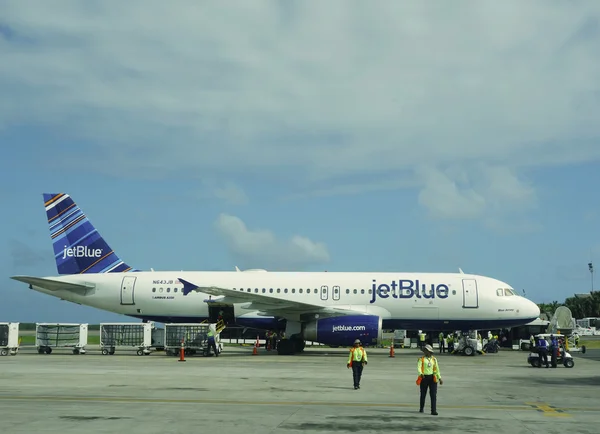 Niebieski odrzutowiec na lotniska punta cana, Dominikana — Zdjęcie stockowe