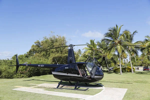 O helicóptero Robinson R44 de Cana Fly em Punta Cana, República Dominicana — Fotografia de Stock