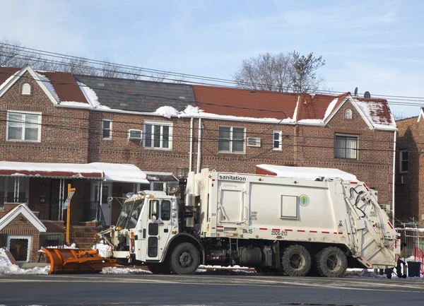 Νέα Υόρκη τμήμα της αποχέτευσης φορτηγό καθαρίζοντας δρόμους στο Μπρούκλιν μετά τις καταιγίδες του χειμώνα μαζική — Φωτογραφία Αρχείου