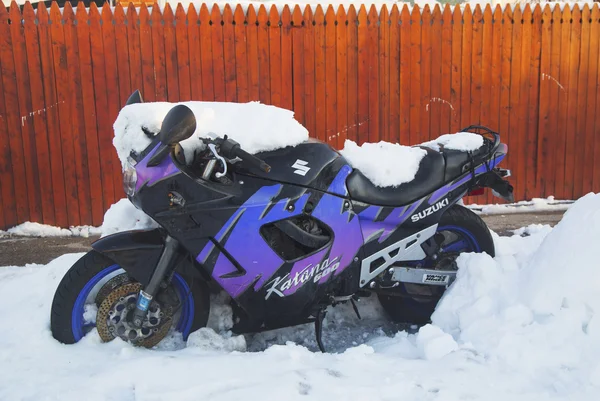 Suzuki motocicleta bajo la nieve —  Fotos de Stock