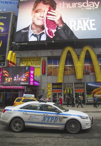 NYPD αυτοκίνητο παροχή ασφάλειας στην πλατεία times στην Νέα Υόρκη — Φωτογραφία Αρχείου
