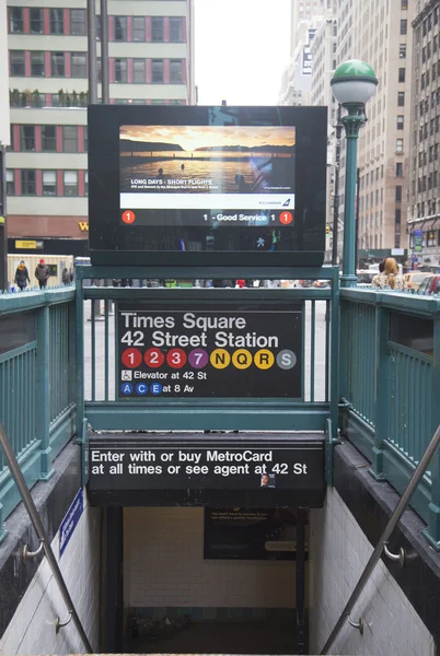 Entrada a la estación de metro Times Square 42 St en Nueva York — Foto de Stock