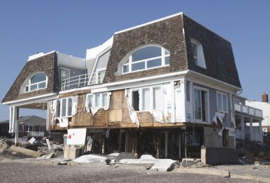 Kasırga far rockaway, ny kumlu topraklarda sahil evi yok etti