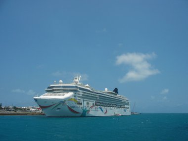 Bermuda'da Norveççe dawn cruise gemi yanaştı
