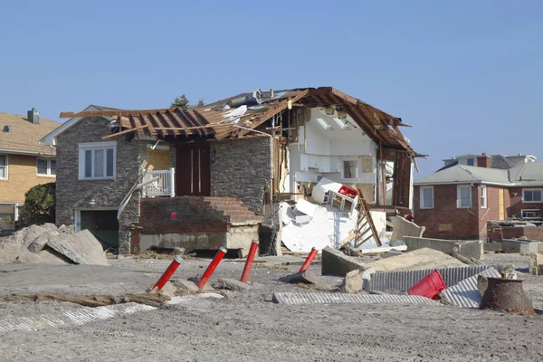 Plaj evleri kumlu Kasırgası sonrasında yok etti. — Stok fotoğraf