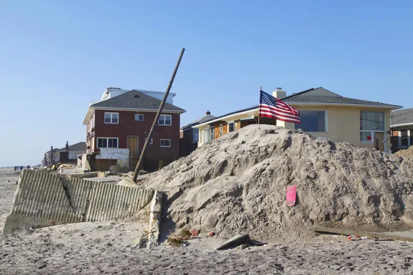 Strand huizen verwoest in de nasleep van orkaan zandstrand — Stockfoto