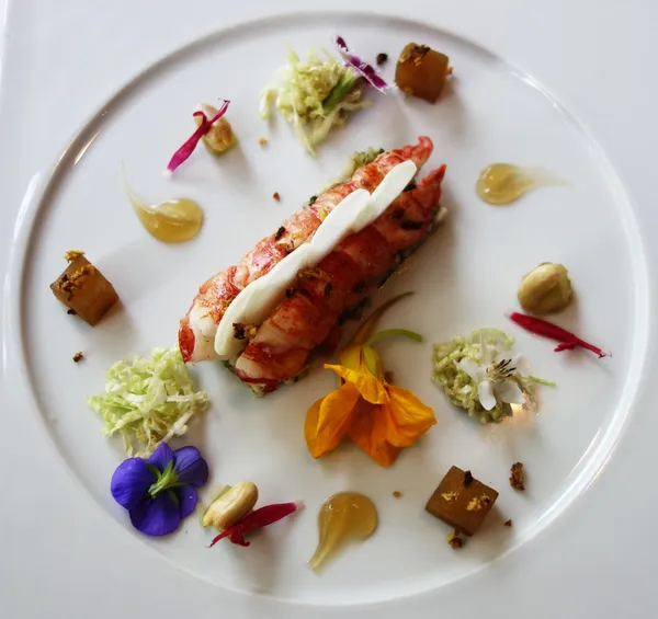 Plato de langosta en restaurante gourmet francés — Foto de Stock