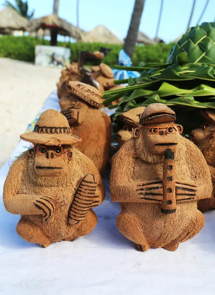 Souvenirs locaux faits à partir de noix de coco à Punta Cana, République dominicaine — Photo
