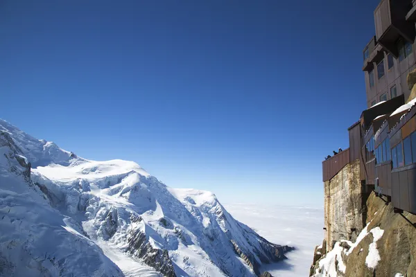 Chamonix terrass med utsikt över mont blanc-massivet på mountain top postera av aiguille du midi i franska antipersonella minor — Stockfoto