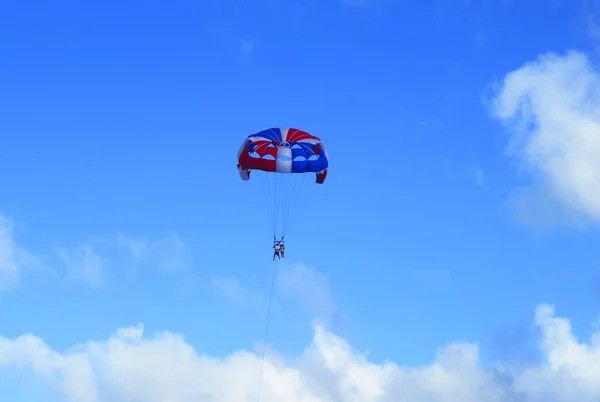 Parasailing in un cielo blu a Punta Cana, Repubblica Dominicana — Foto Stock