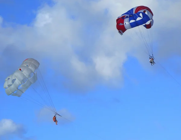 Parasailing i en blå himmel i punta cana, Dominikanska Republiken — Stockfoto