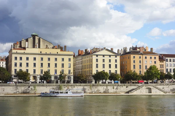 Barevné domy na břehu řeky soane v Lyonu, Francie — Stock fotografie
