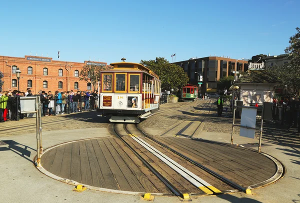 Cable car on turntable at Hyde and Beach Terminal in San Francisco — Stock Photo, Image