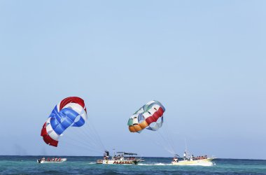 punta cana, Dominik Cumhuriyeti mavi gökyüzünde parasailing