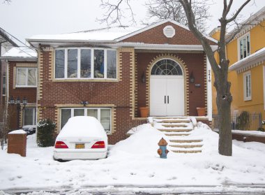 Araba ve ev büyük kar fırtınaları vurur sonra kuzeydoğu kar altında