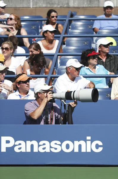 Profesyonel fotoğrafçı ve seyircilerin bizi sırasında açmak, billie jean king 2013 Ulusal Tenis Merkezi — Stok fotoğraf