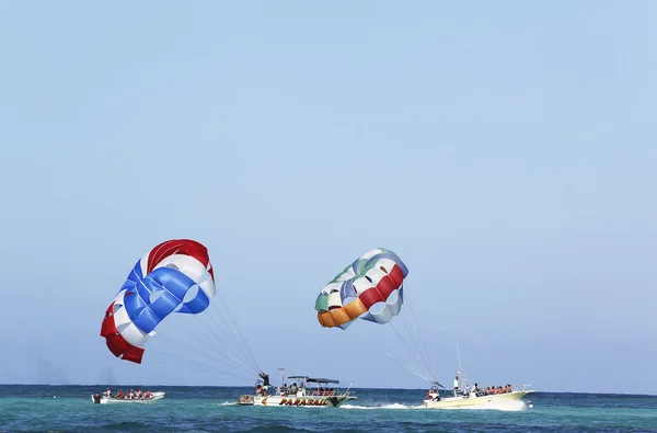 Parasailing in a blue sky in Punta Cana, Dominican Republic — Stock Photo, Image