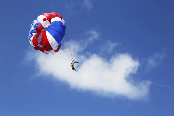 Parasailing i en blå himmel i punta cana, Dominikanska Republiken — Stockfoto