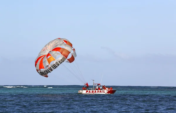 Parasailing in a blue sky in Punta Cana, Dominican Republic — Stock Photo, Image