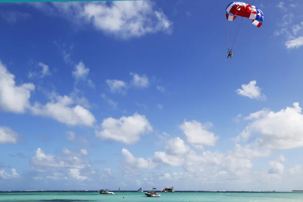 Parasailing in un cielo blu a Punta Cana, Repubblica Dominicana — Foto Stock