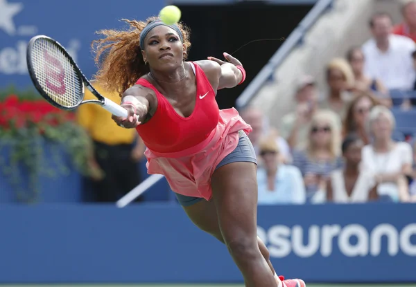 Campione del Grande Slam Serena Williams durante la partita del quarto turno agli US Open 2013 contro Sloane Stephens al Billie Jean King National Tennis Center Fotografia Stock