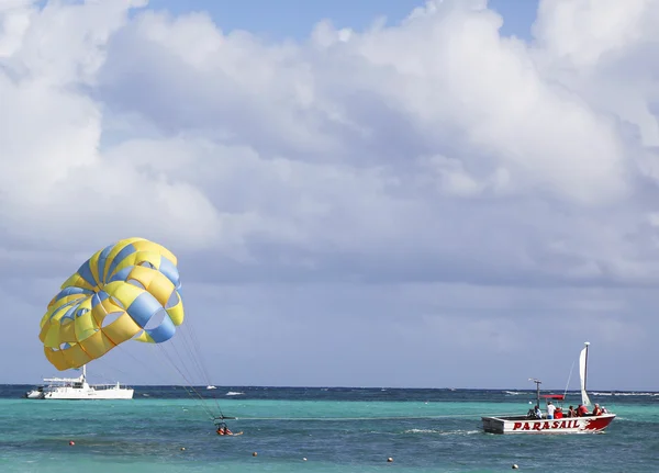 Parasailing in a blue sky in Punta Cana, Dominican Republic Stockafbeelding