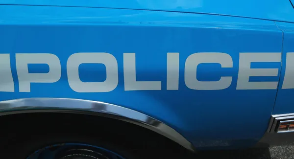 Полицейский знак на винтажной полицейской машине Плимута — стоковое фото