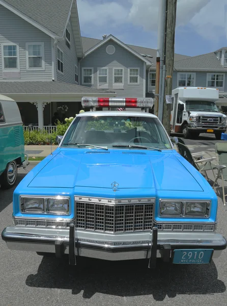 На выставке выставлена винтажная полицейская машина полиции Плимута — стоковое фото