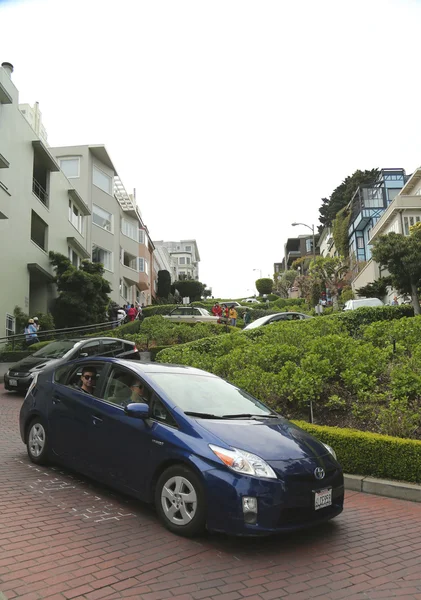 Autos fahren bergab auf der Lombard Street in San Francisco — Stockfoto