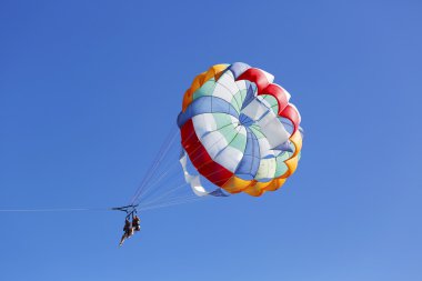 punta cana, Dominik Cumhuriyeti mavi gökyüzünde parasailing