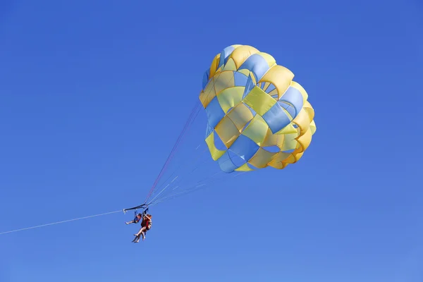 Parasailing i en blå himmel i punta cana, Dominikanska Republiken — Stockfoto