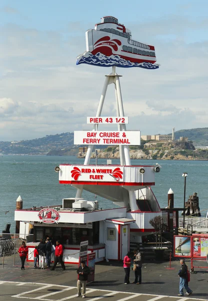 Pier 43 ev san Francisco fisherman's wharf, kırmızı ve beyaz filo — Stok fotoğraf