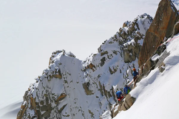 Scalatori non identificati alla stazione a monte dell'Aiguille du Midi 3842 m nelle Alpi francesi — Foto Stock