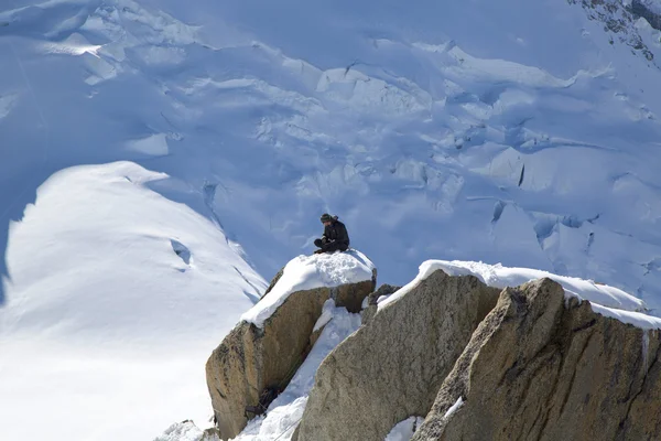 AUGUILLE DU MIDI, FRANCIA 9 DE OCTUBRE: Instructor de escaladores no identificados en la estación de montaña de la Aiguille du Midi en los Alpes franceses —  Fotos de Stock