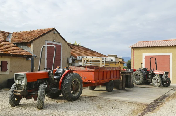 Тракторы на винодельне Chateau la Dorgonne в Провансе — стоковое фото