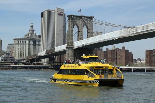 New york city water taxi unter brooklyn bridge — Stockfoto