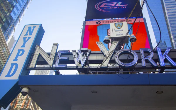 Slavný nypd times square okrsku a bezpečnostní kamery v Midtownu na Manhattanu — Stock fotografie